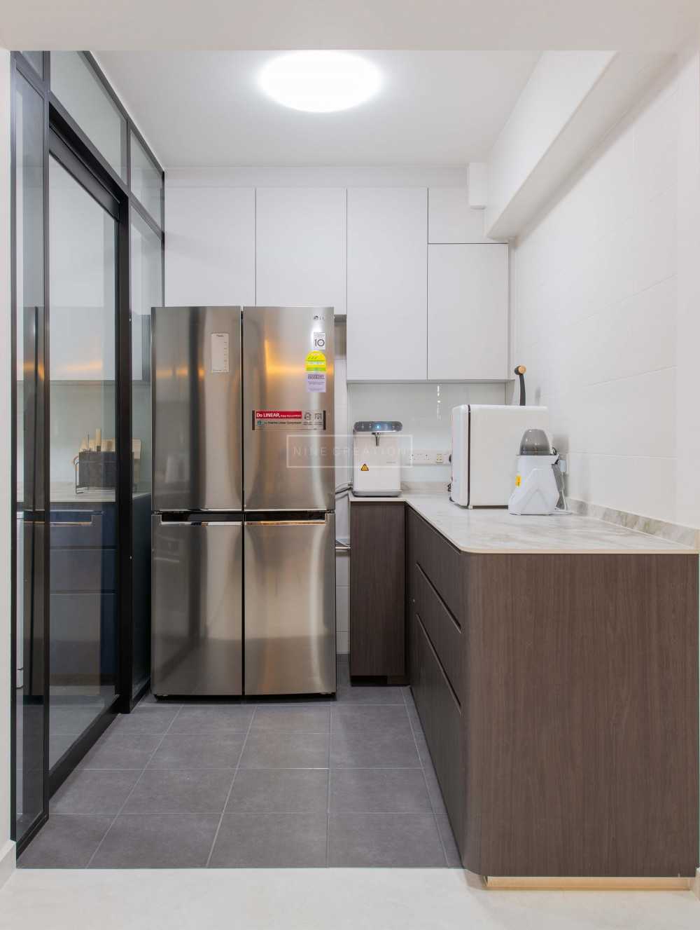 Contemporary Kitchen with Countertop and Breakfast Counter