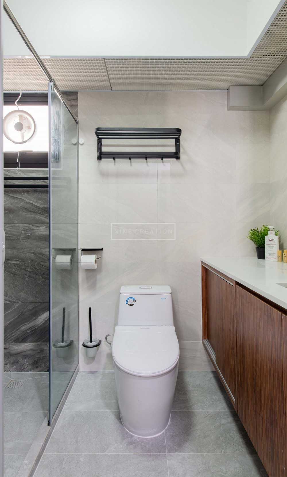 Contemporary Bathroom with Countertop and Marble Floor