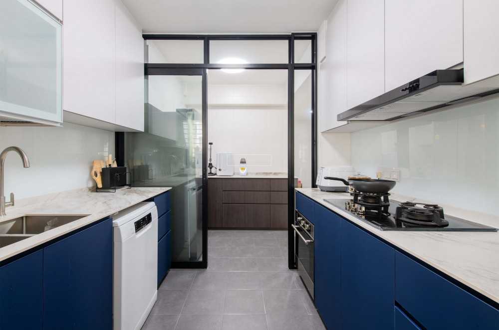Contemporary Kitchen with Countertop and Kitchen Backsplash