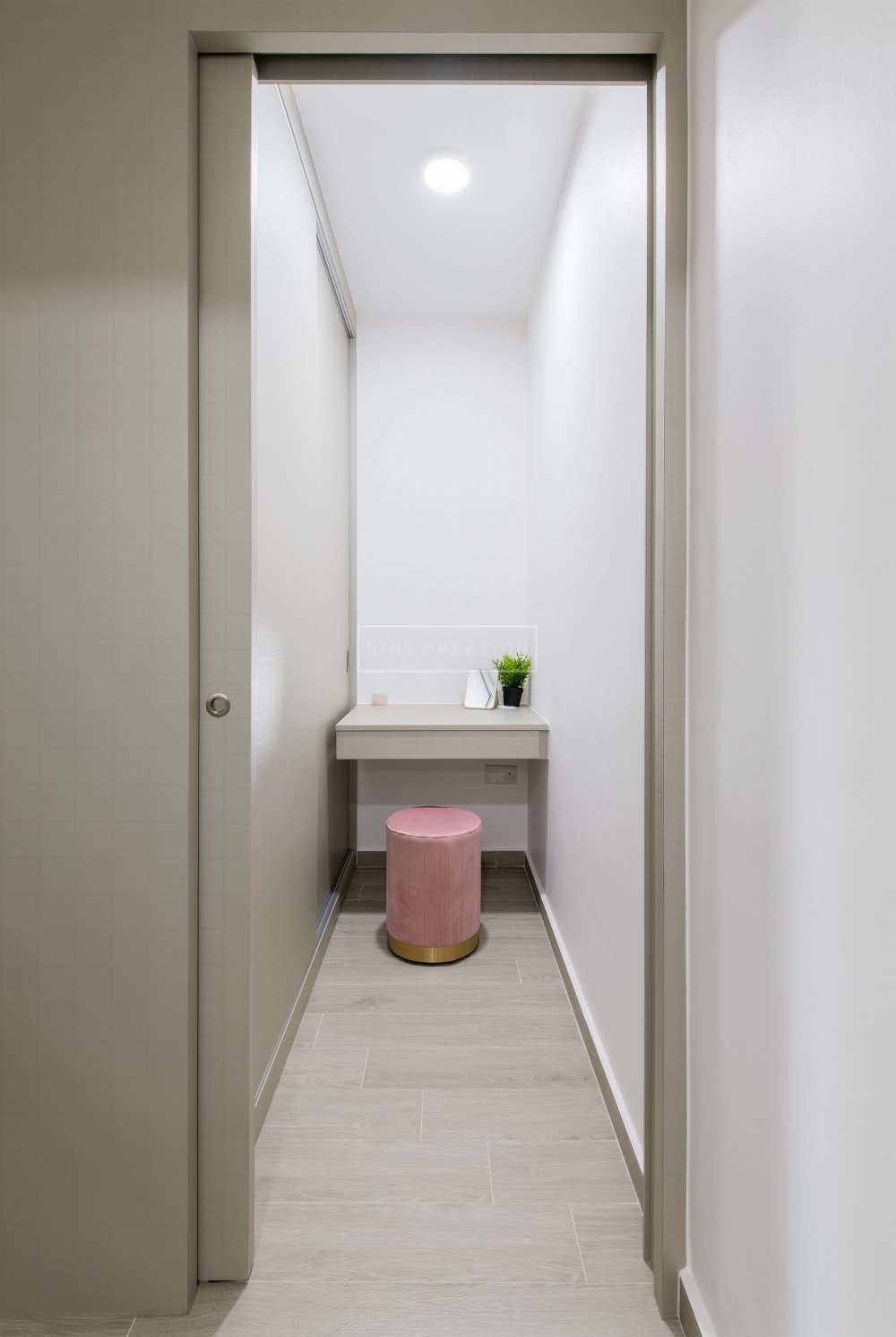 Contemporary Walk-in Wardrobe with Mirror and Wardrobe