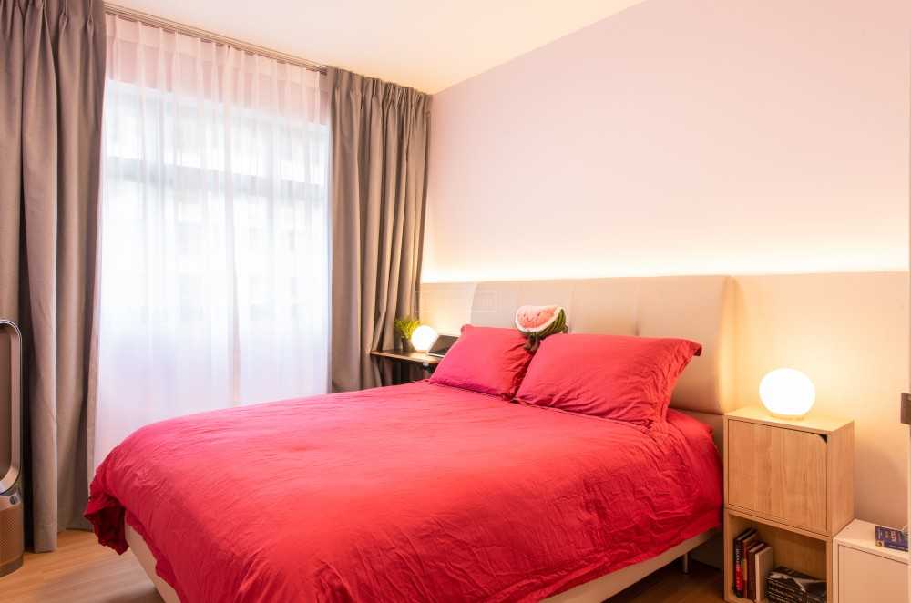 Modern Bedroom with Queen Bed and Bed