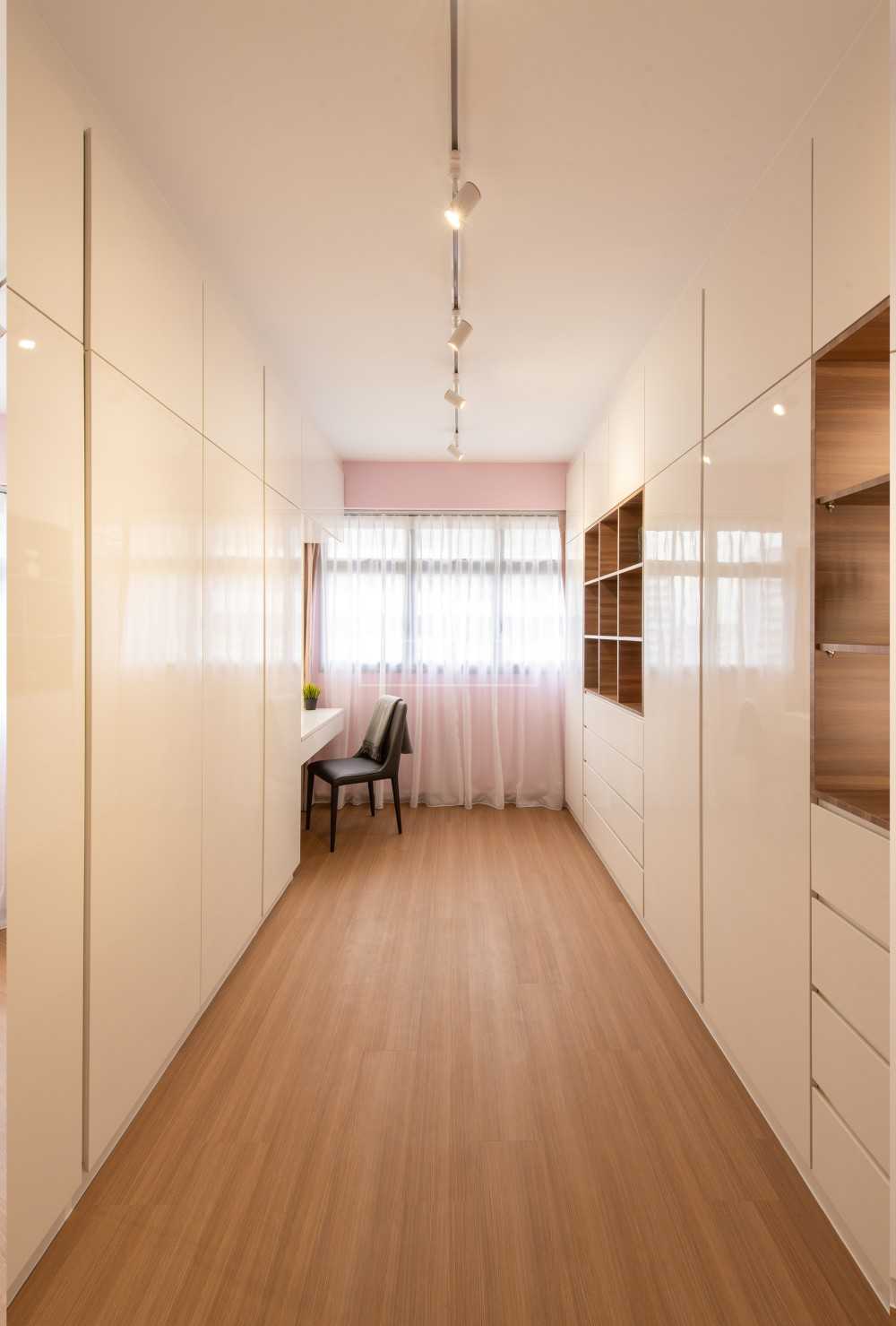 Modern Walk-in Wardrobe with Mirror and Wardrobe