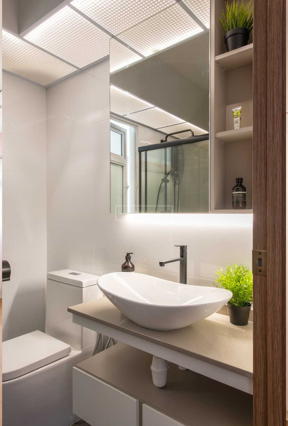 Modern Bathroom with Countertop and Mirror