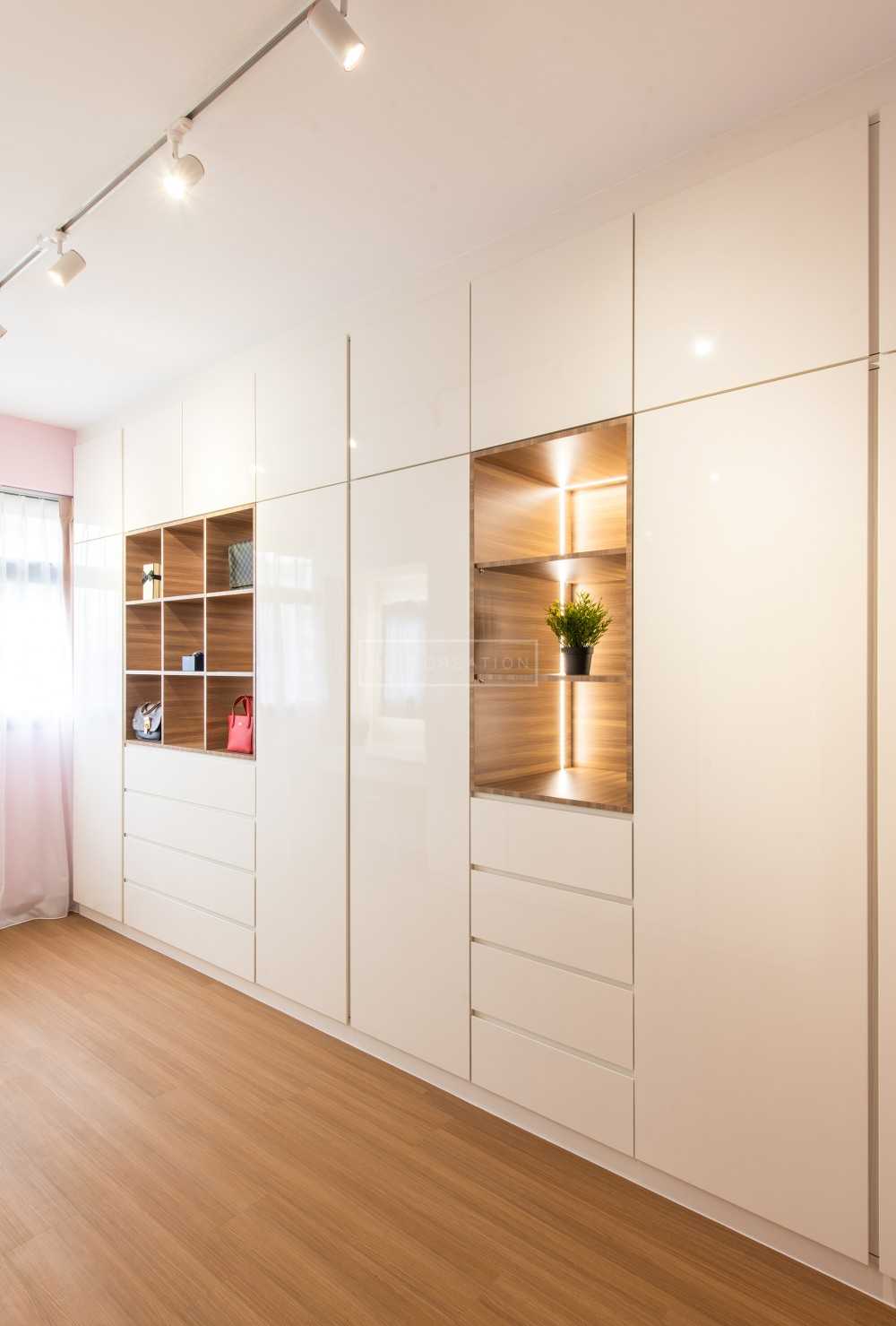 Modern Walk-in Wardrobe with Mirror and Wardrobe