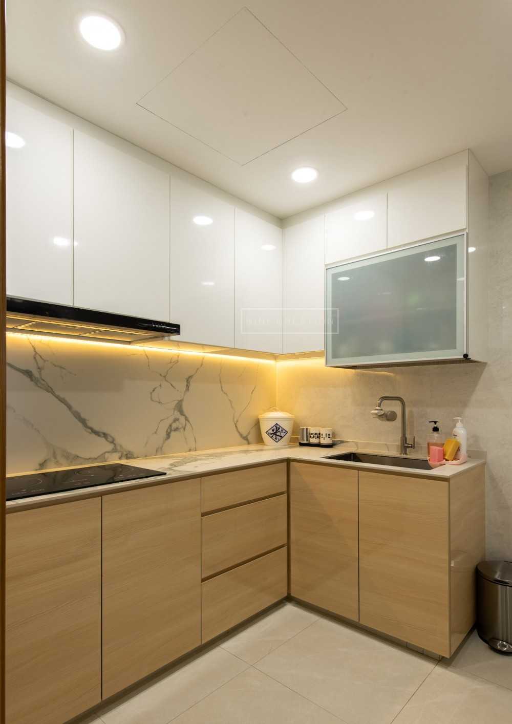Contemporary Kitchen with Countertop and Homogeneous Tiles
