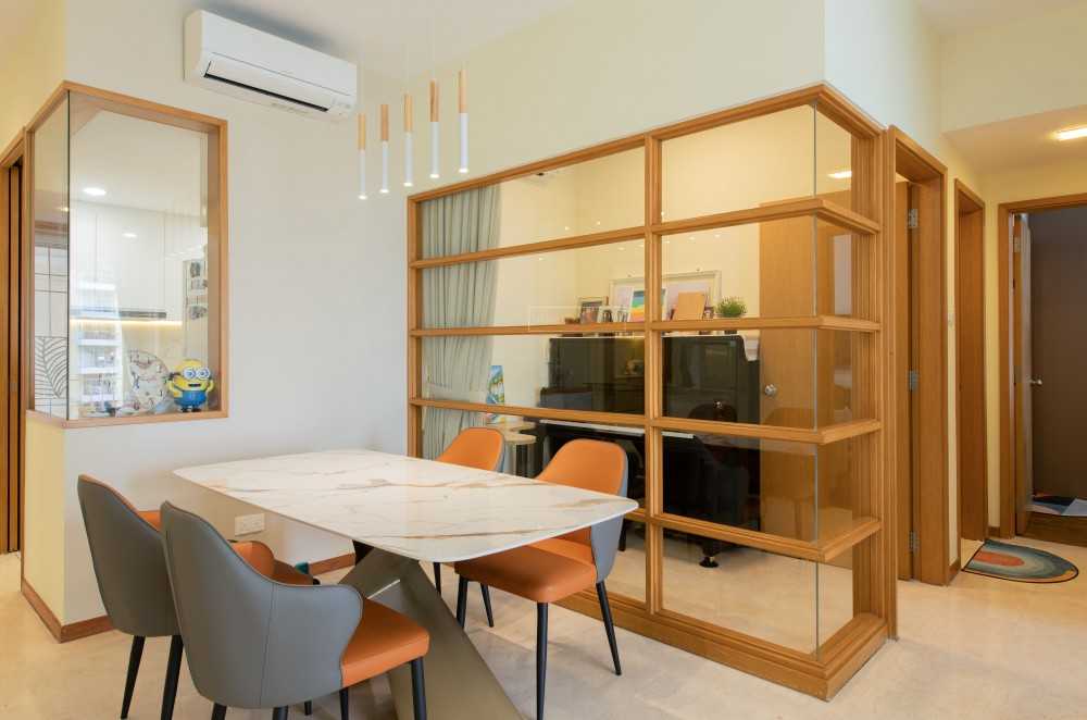 Contemporary Dining Room with Dining Table and Dining Chairs