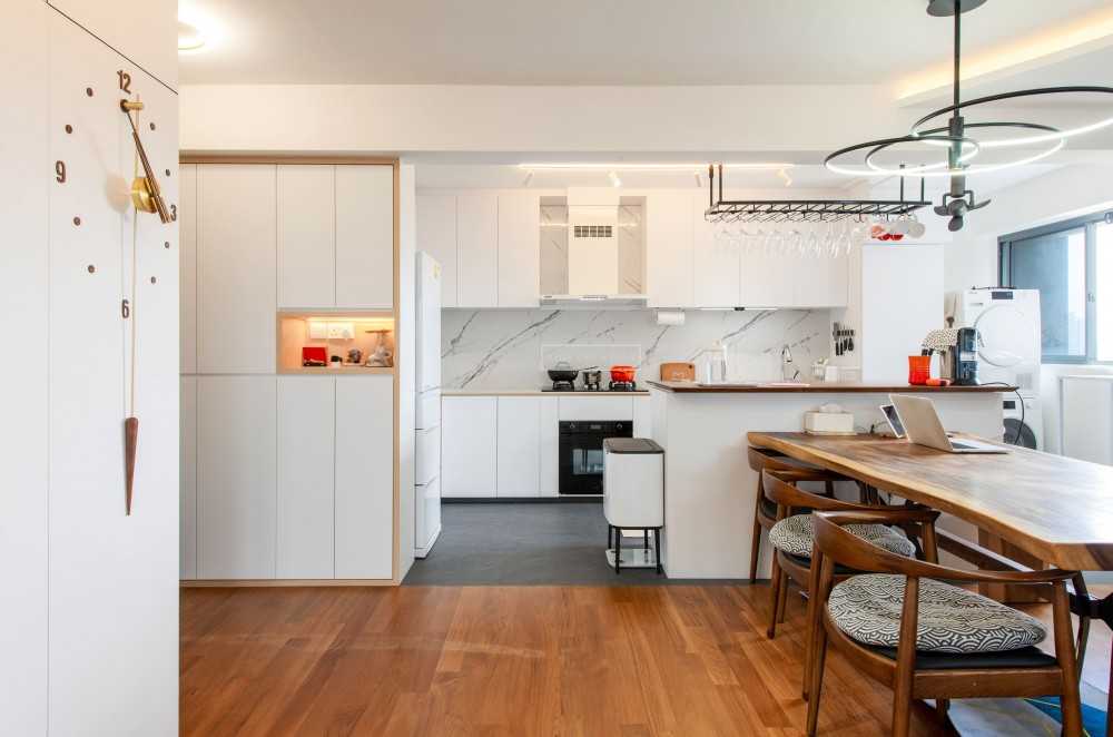 Modern Dining Room with Cove Lighting and Dining Table