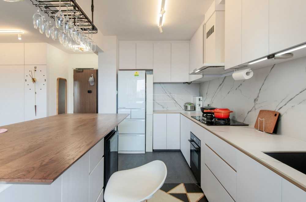 Modern Kitchen with Countertop and Kitchen Island