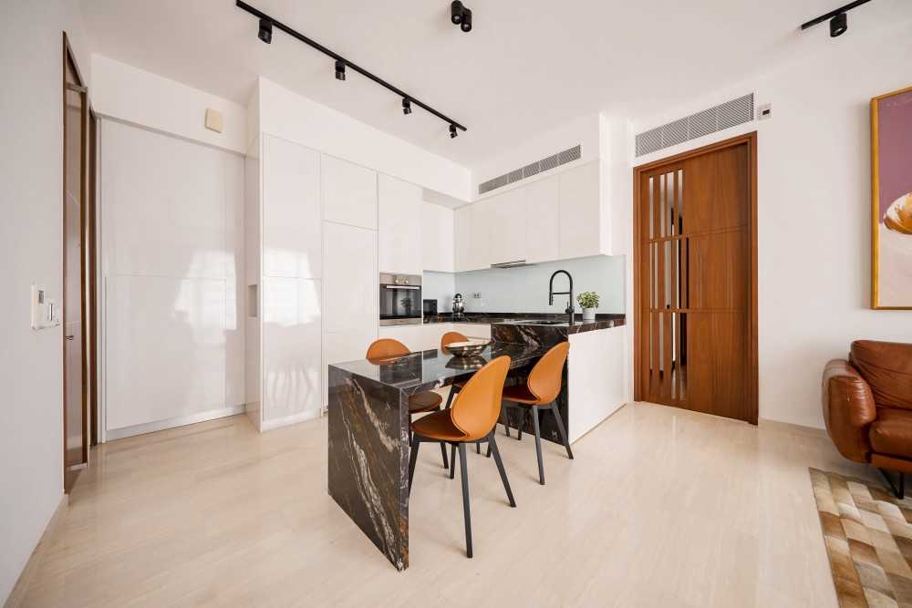 Contemporary Kitchen with Kitchen Island and Breakfast Counter