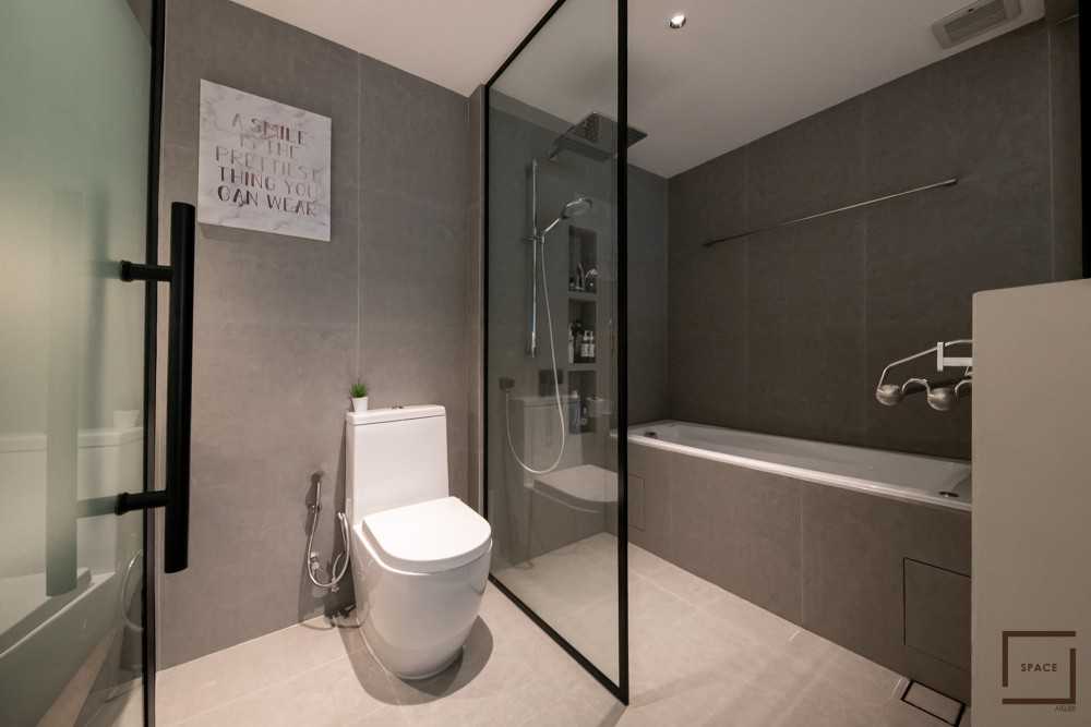 Modern Bathroom with Bathtub and Shower Screen