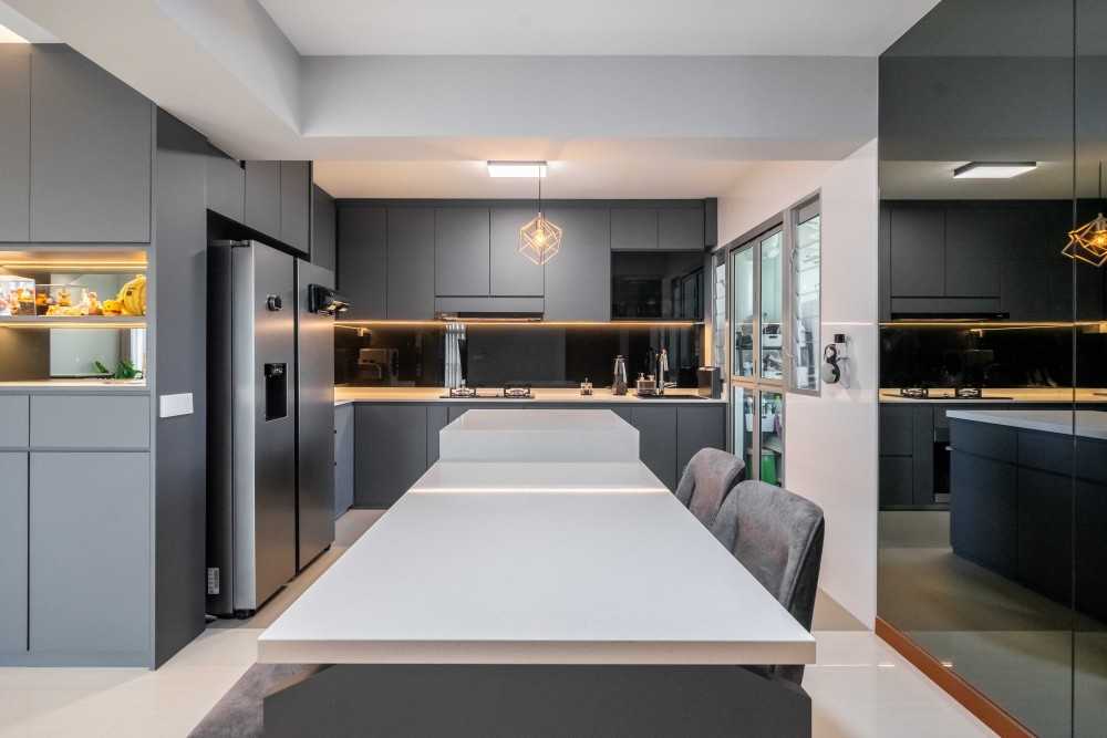 Modern Kitchen with Homogeneous Tiles and Kitchen Window