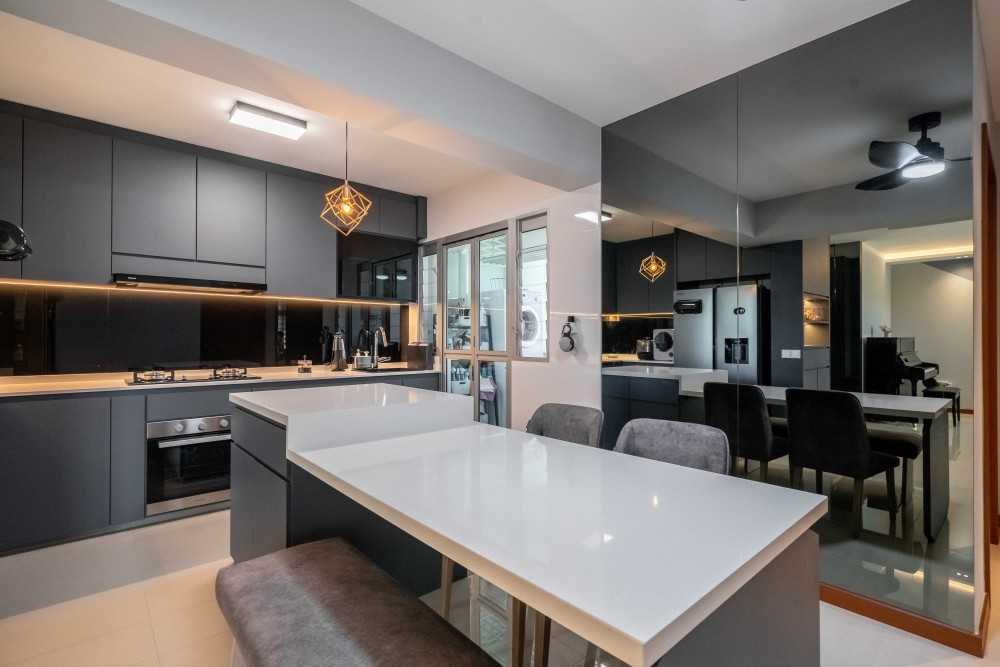Modern Kitchen with Homogeneous Tiles and Herringbone Tiling