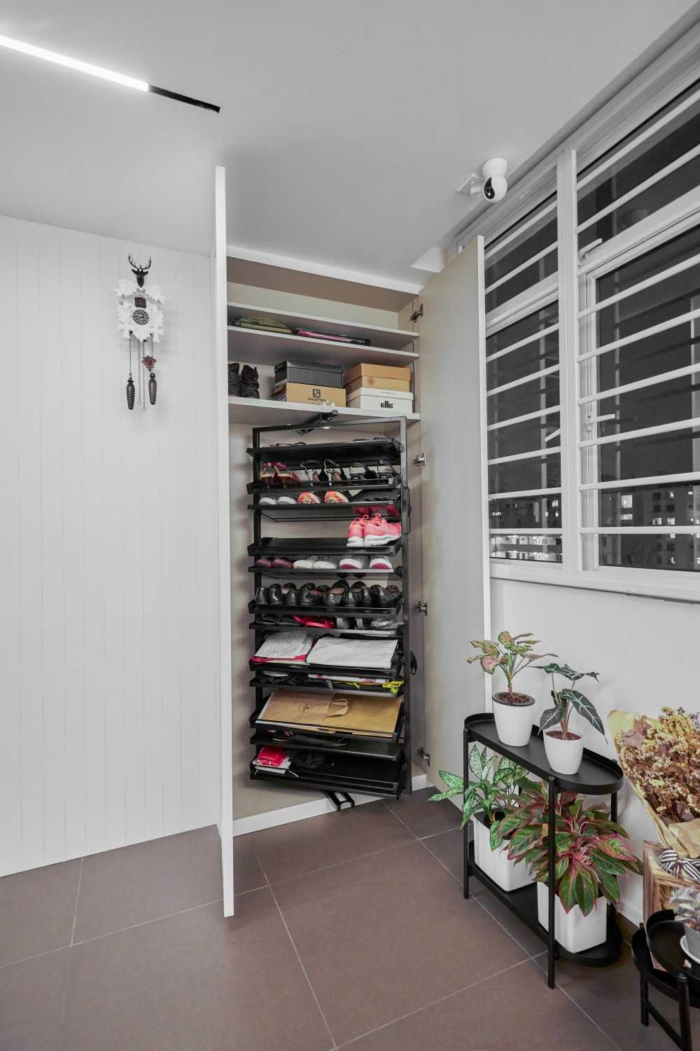 Contemporary Entryway with Shoe Rack and Small Storage