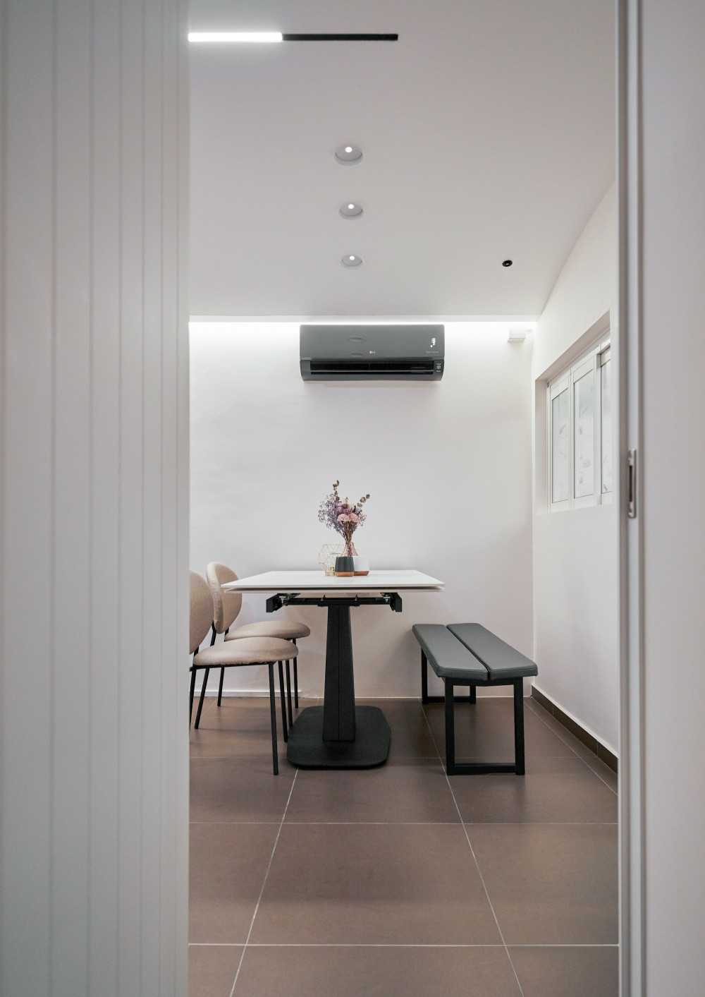 Contemporary Dining Room with Dining Table and Dining Chairs