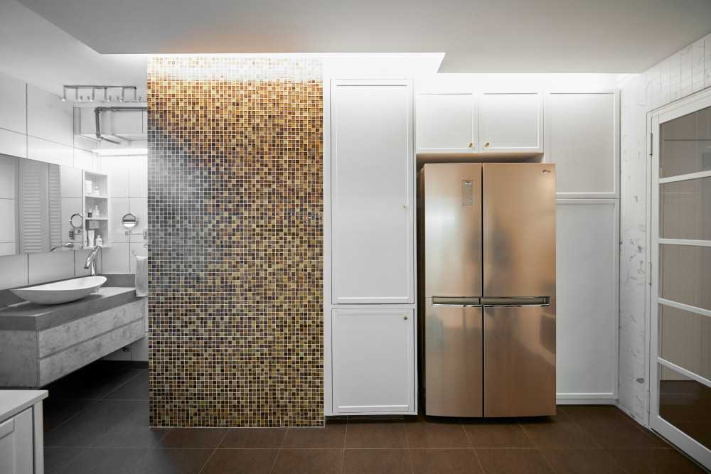 Contemporary Bathroom with Mirror and Cupboard
