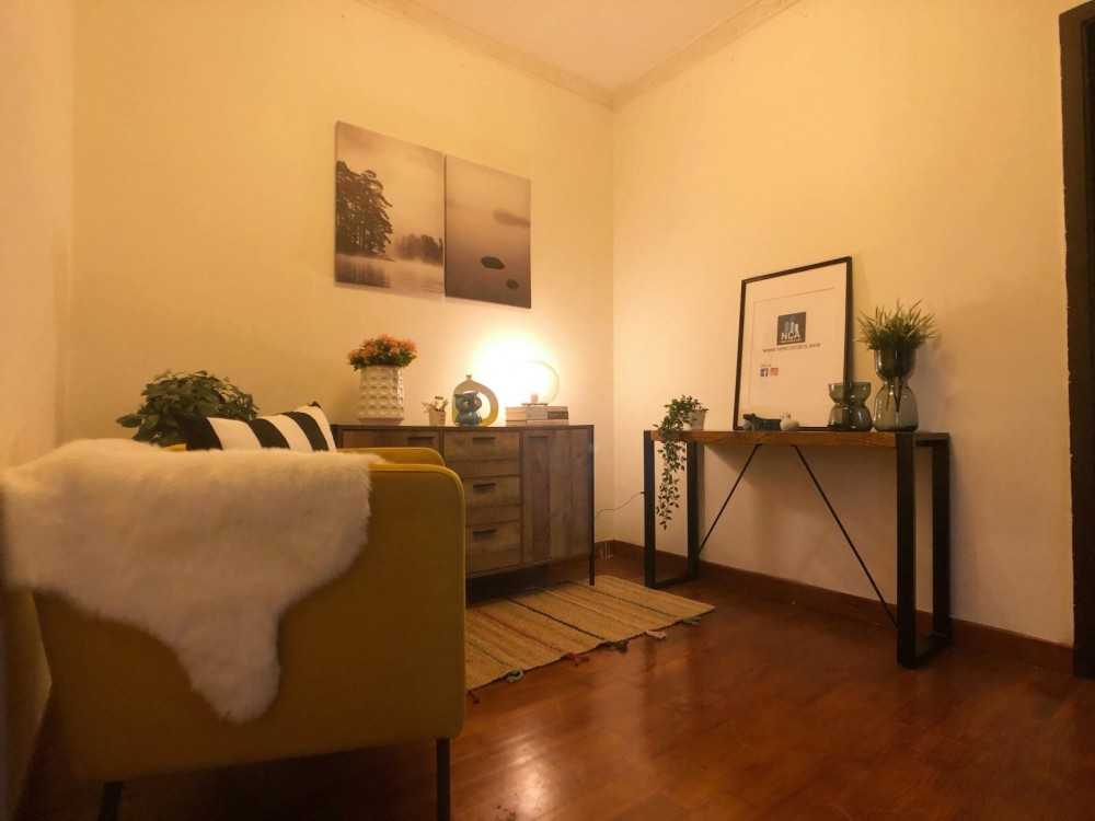 Modern Living Room with Carpet and Sofa