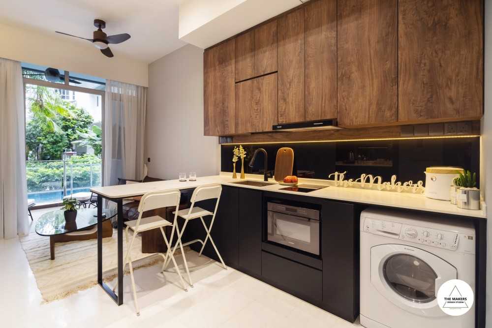 Industrial Kitchen with Open Kitchen and Breakfast Counter