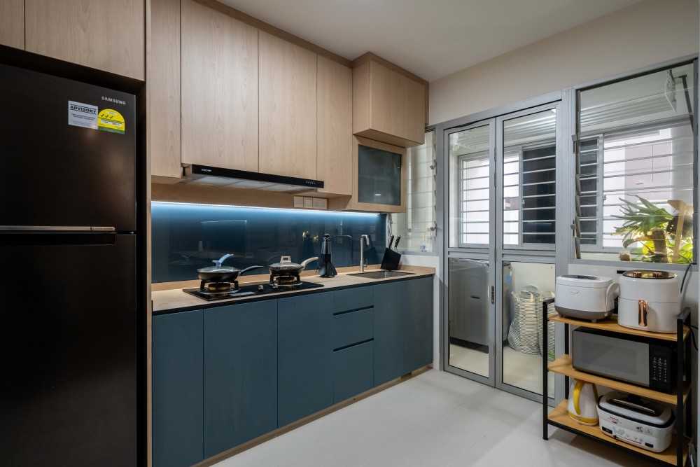 Modern Kitchen with Kitchen Window and Kitchen Backsplash