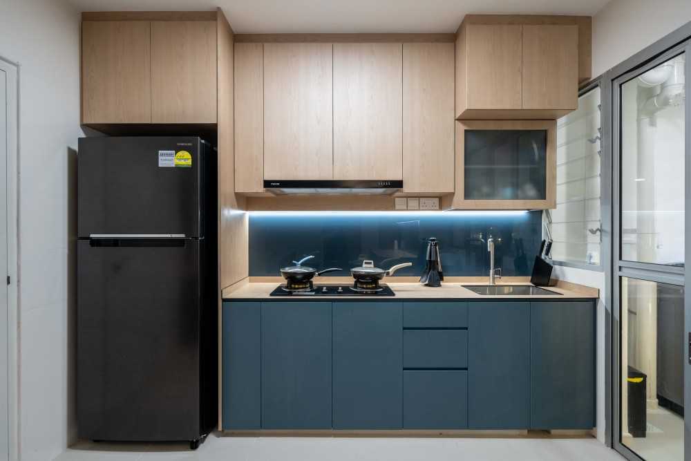 Modern Kitchen with Vinyl Flooring and Kitchen Window