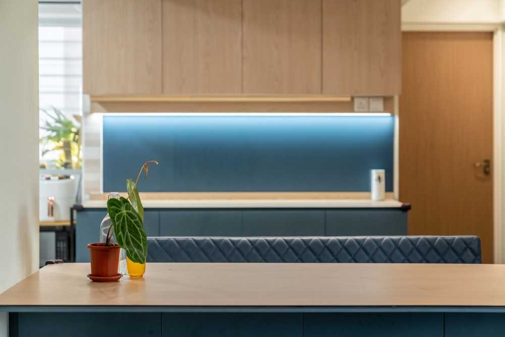 Modern Kitchen with Vinyl Flooring and Kitchen Window