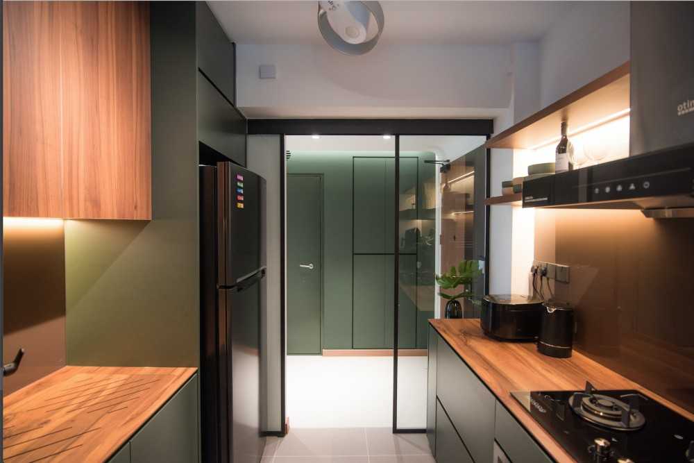 Contemporary Kitchen with Countertop and Kitchen Backsplash