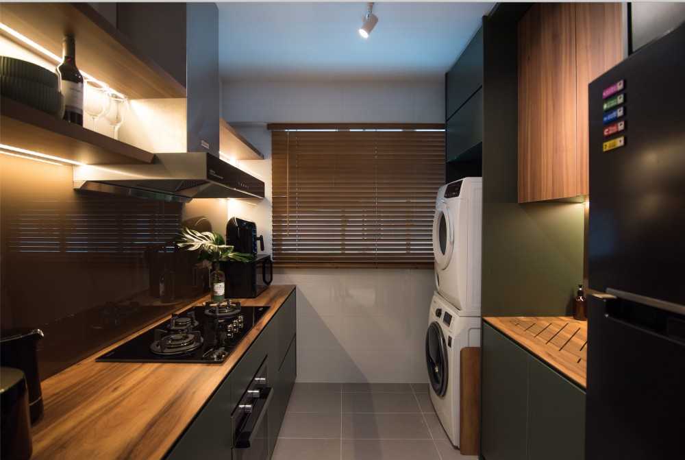 Contemporary Kitchen with Countertop and Kitchen Backsplash