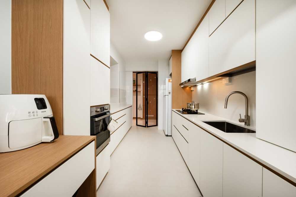 Contemporary Kitchen with Countertop and Homogeneous Tiles