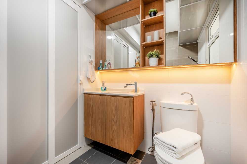 Contemporary Bathroom with Countertop and Mirror