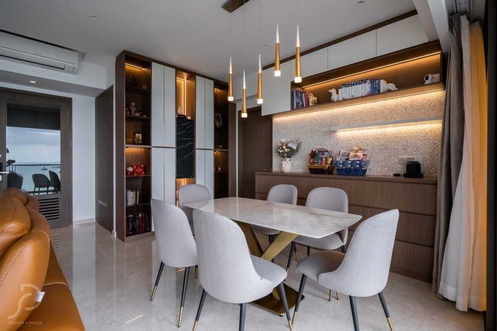 Contemporary Dining Room with Dining Table and Dining Chairs