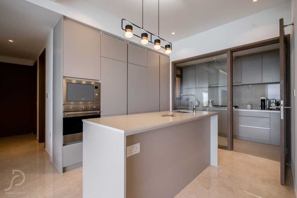 Contemporary Kitchen with Kitchen Island and Breakfast Counter