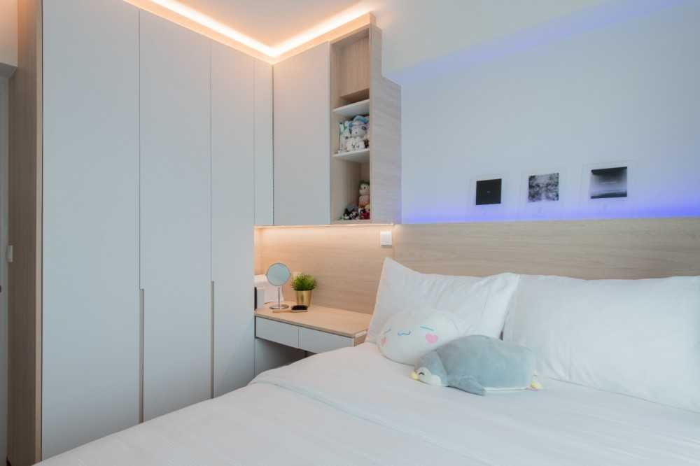 Scandinavian Bedroom with Bedroom Dresser and Flooring