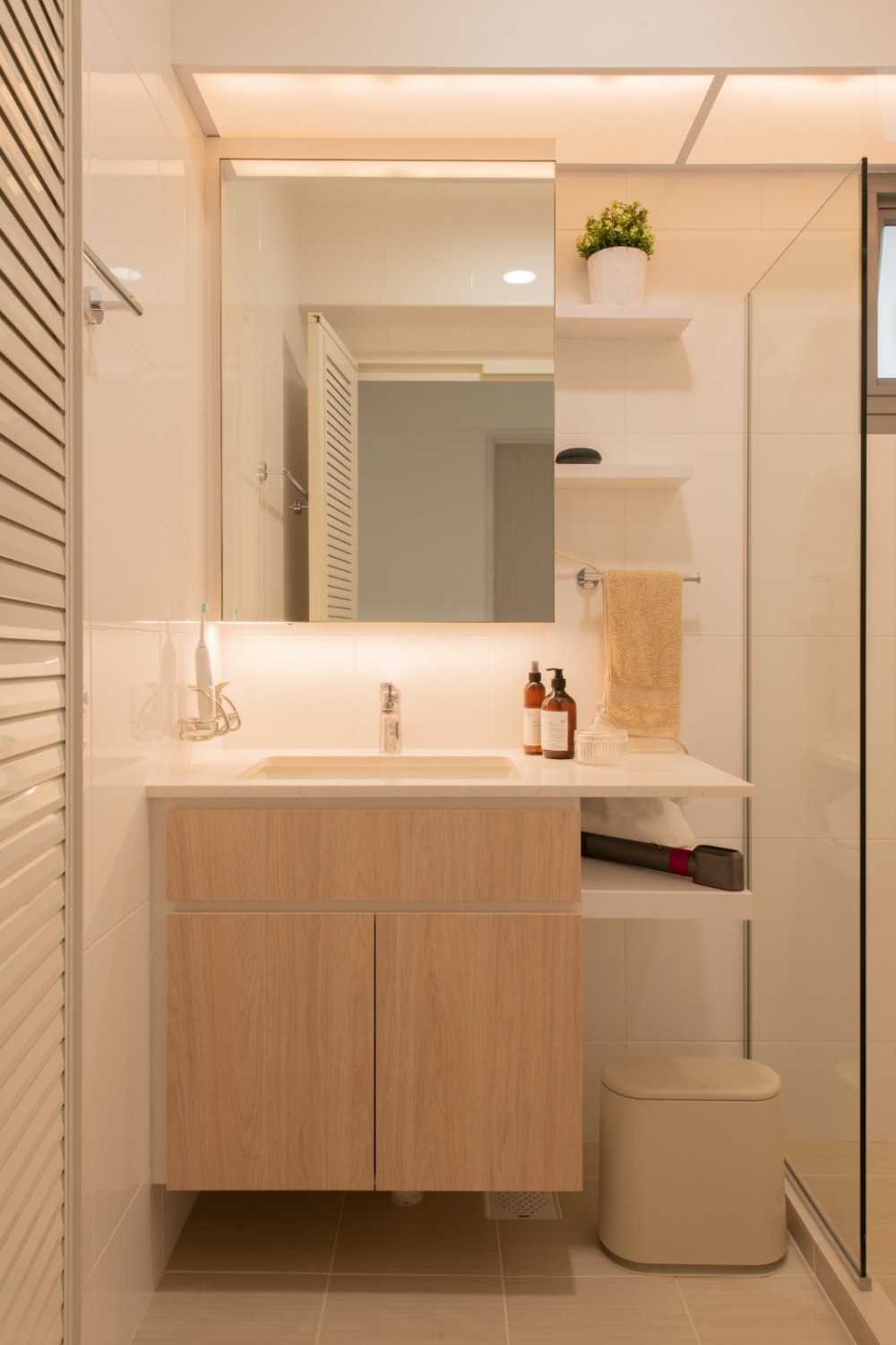 Scandinavian Bathroom with Parquet Floor and Granite Floor