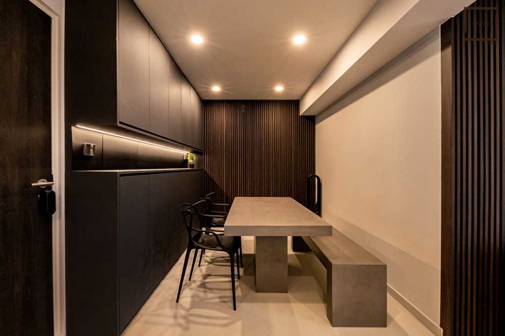 Minimalist Dining Room with Dining Table and Dining Chairs