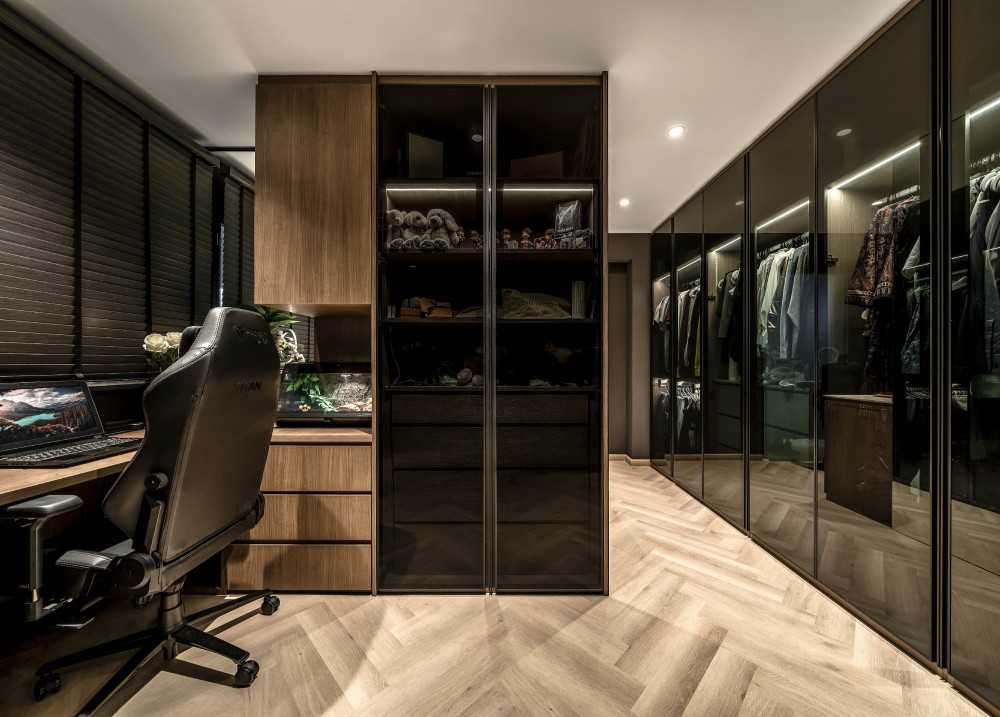 Contemporary Walk-in Wardrobe with Mirror and Wardrobe