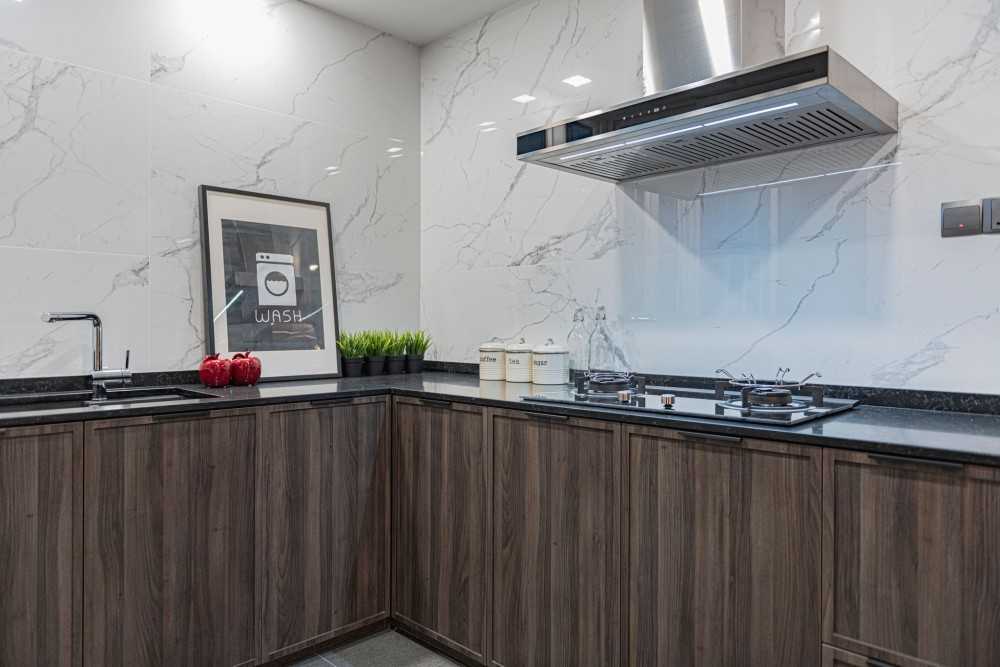 Modern Kitchen with Kitchen Tap and Kitchen Cabinets
