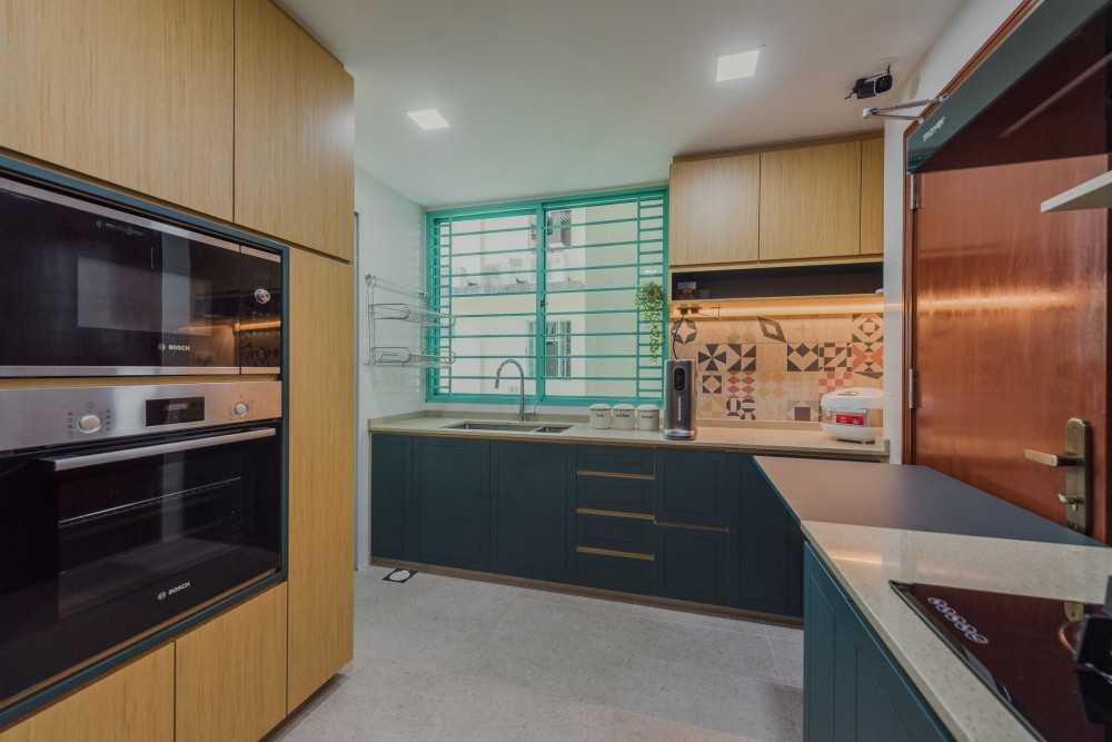 Contemporary Kitchen with Countertop and Kitchen Cabinets