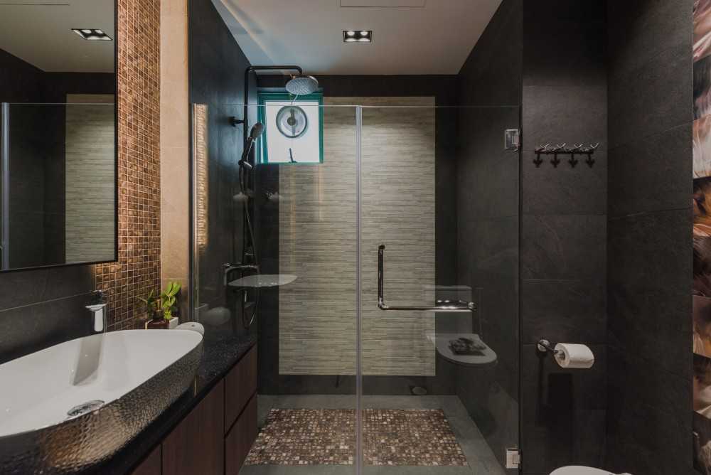 Contemporary Bathroom with Mirror and Mosaic