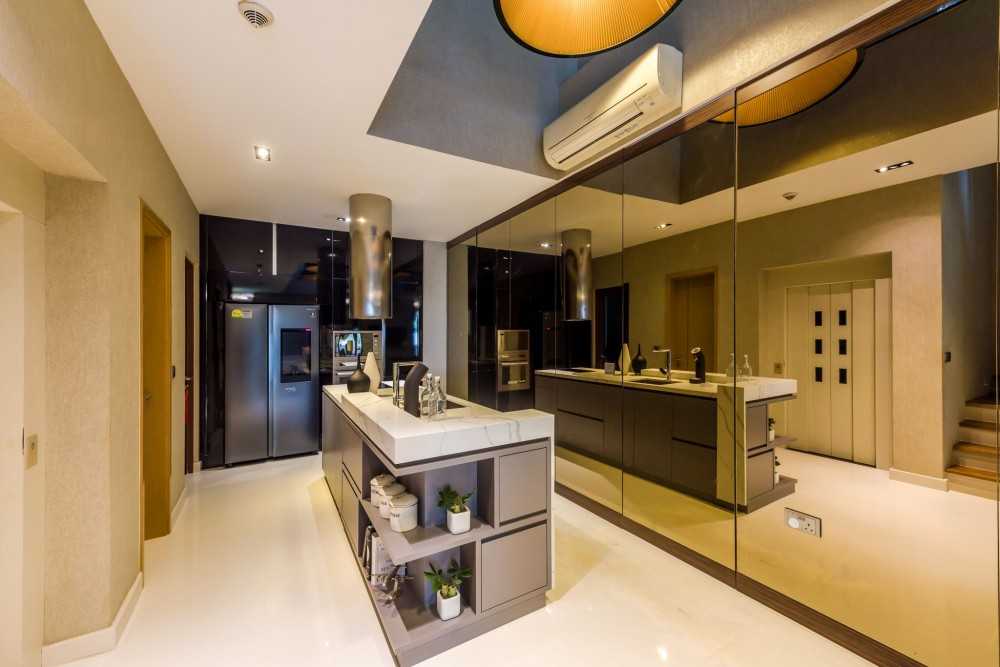 Modern Kitchen with Countertop and Open Kitchen