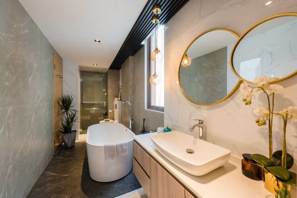 Modern Bathroom with Bathtub and Shower Screen