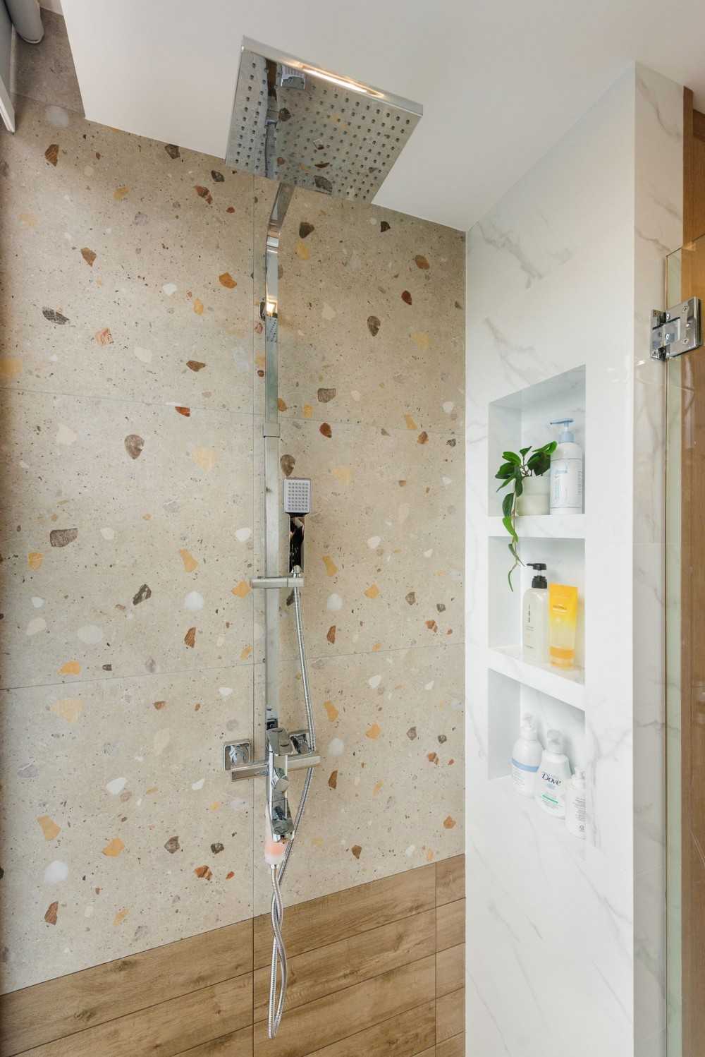 Modern Bathroom with Rainshower and Bathroom Accessories
