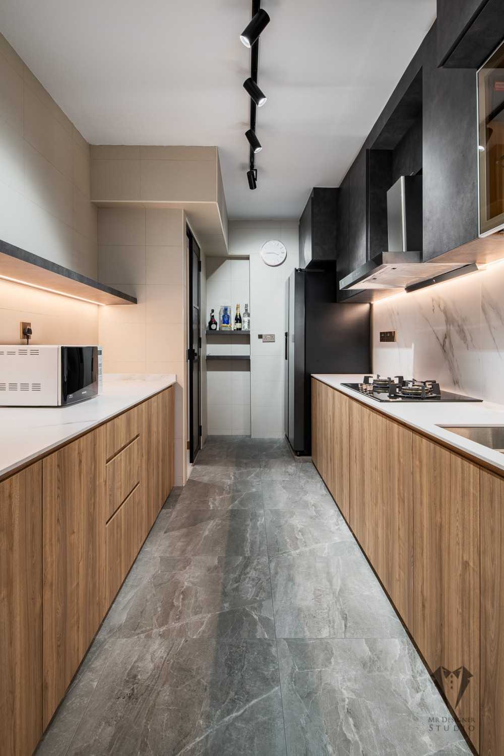 Contemporary Kitchen with Countertop and Kitchen Cabinets