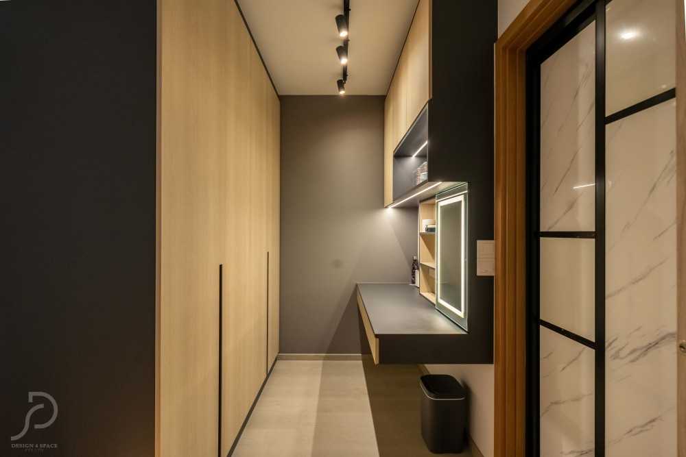 Contemporary Walk-in Wardrobe with Mirror and Wardrobe