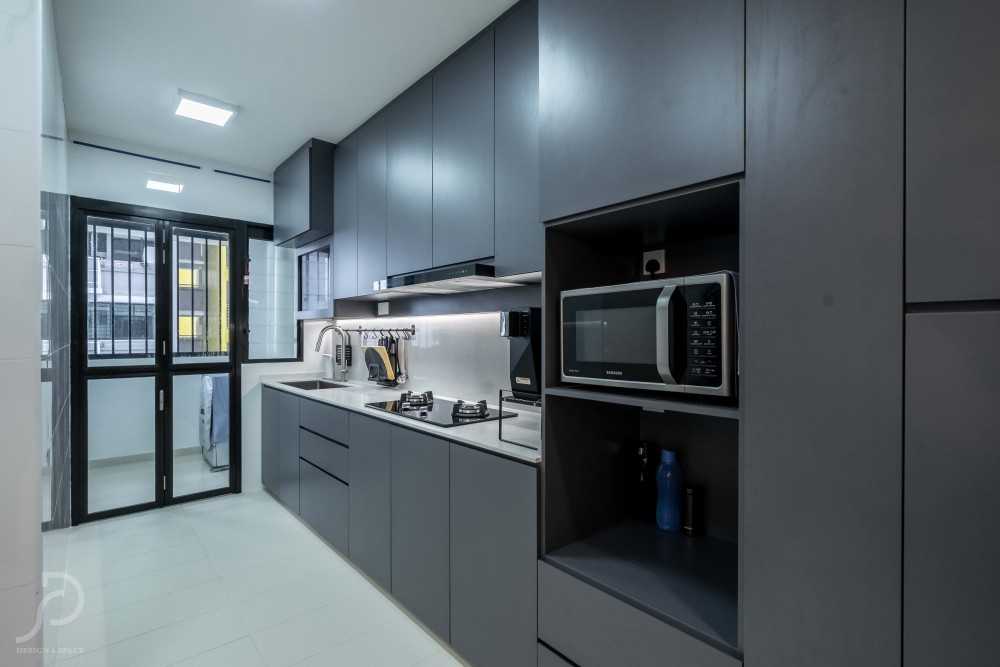 Contemporary Kitchen with Countertop and Homogeneous Tiles