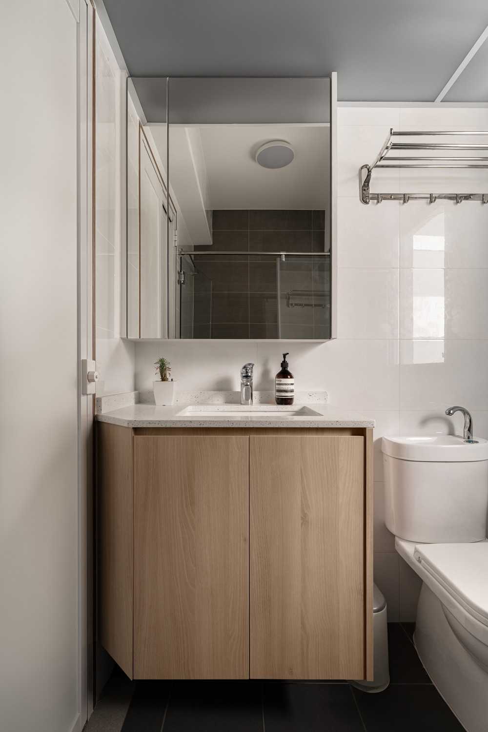 Scandinavian Bathroom with Mirror and Bathroom Storage