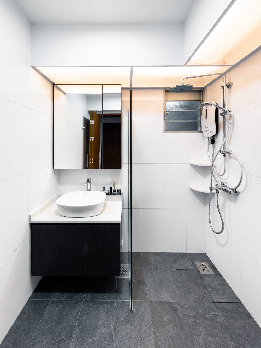 Modern Bathroom with Countertop and Homogeneous Tiles