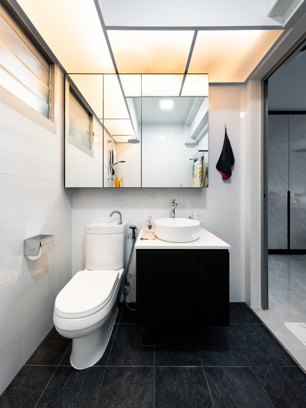 Modern Bathroom with Countertop and Homogeneous Tiles