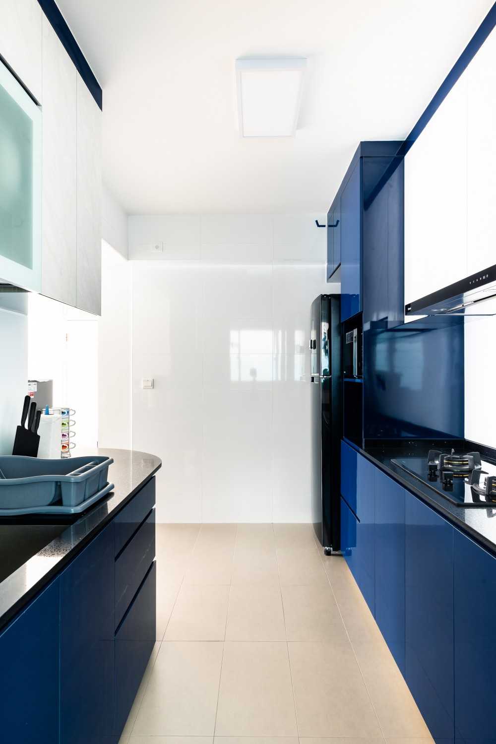 Modern Kitchen with Countertop and Homogeneous Tiles
