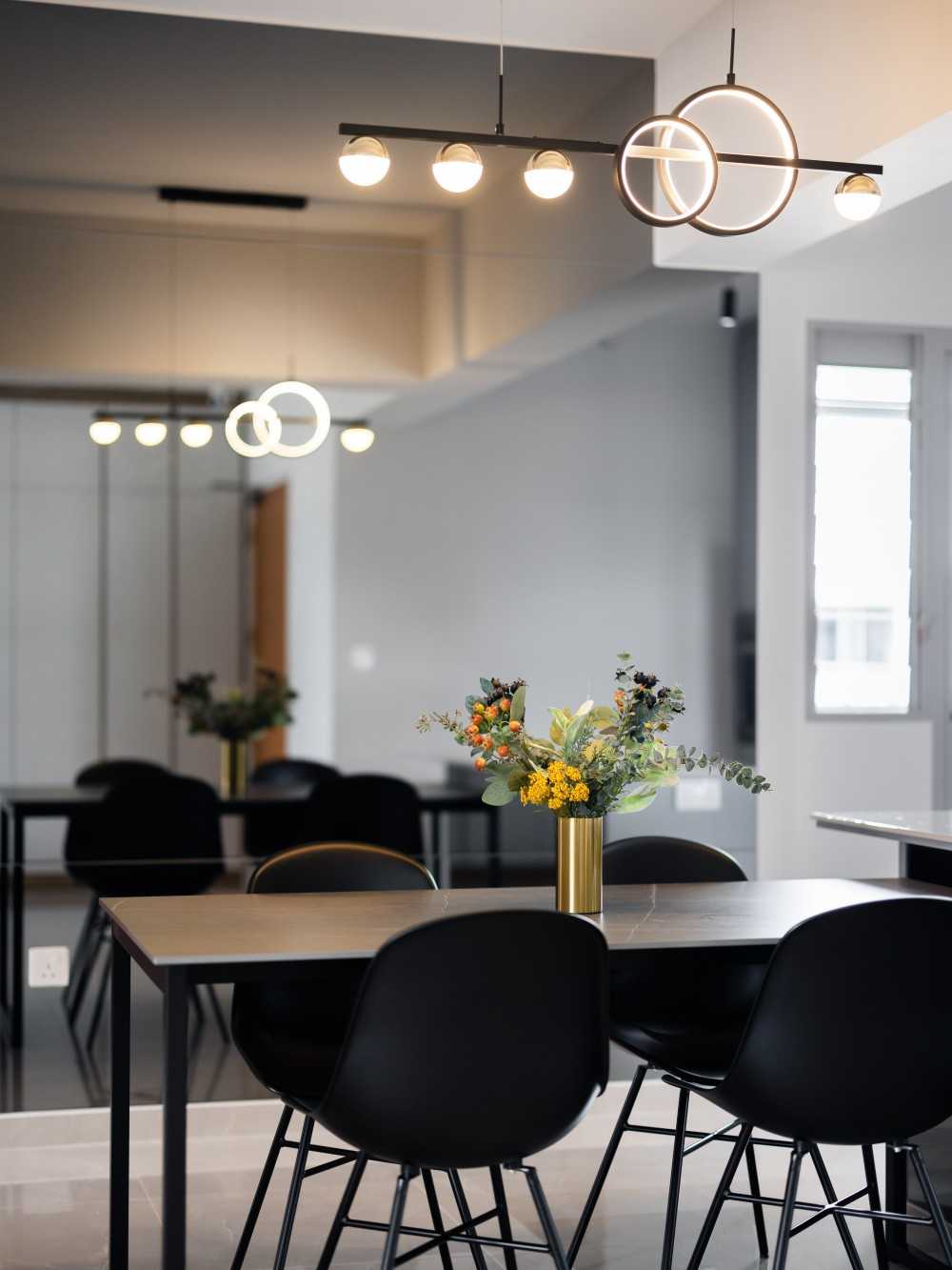 Contemporary Dining Room with Mirror and Dining Table