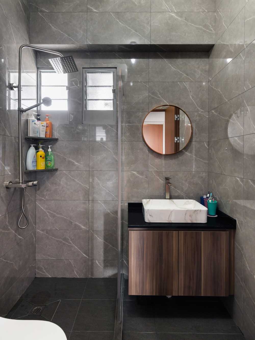 Contemporary Bathroom with Countertop and Homogeneous Tiles