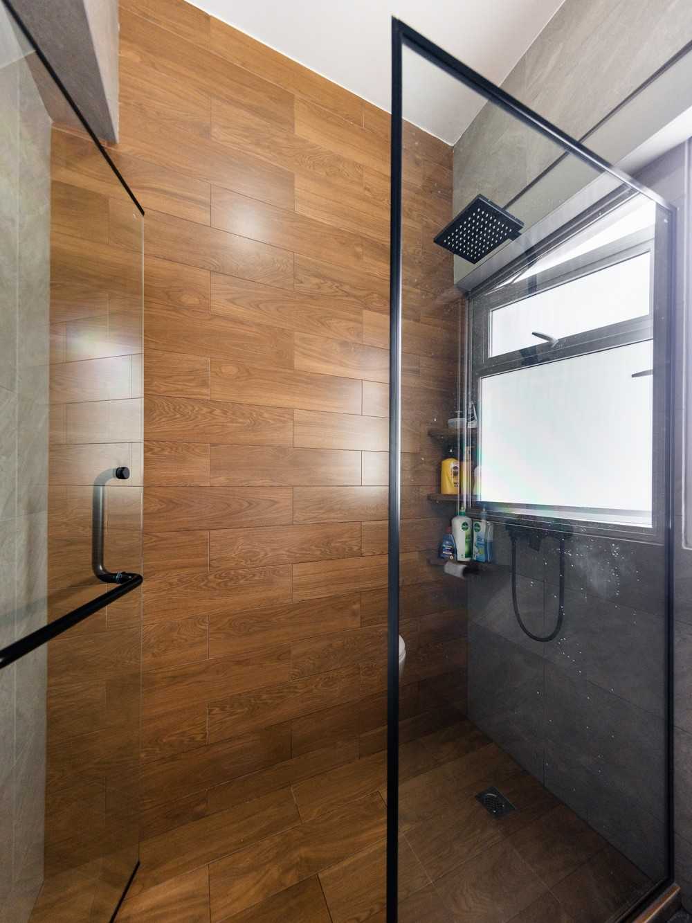 Contemporary Bathroom with Homogeneous Tiles and Shower Screen